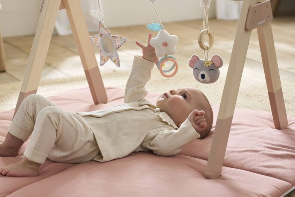 Portique D’Éveil Bébé En Bois – Arche De Jeux 0-12 Mois – Gymnastique Bébé Avec 3 Jouets à Saisir – Pliant Et Naturel